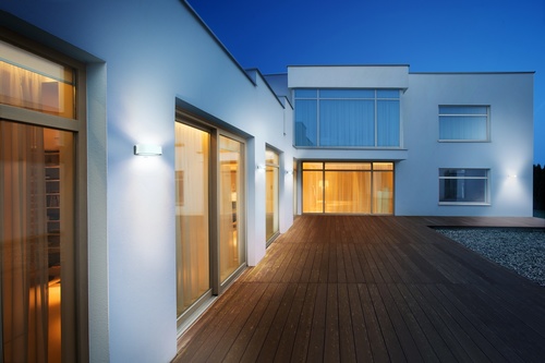 Estetyczne oświetlenie domu i posesji - jak dopasować lampy do wybranych miejsc